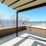 Front Terrace Apartman *