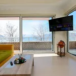 Front Terrace Apartman