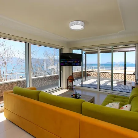 Front Terrace Apartment *