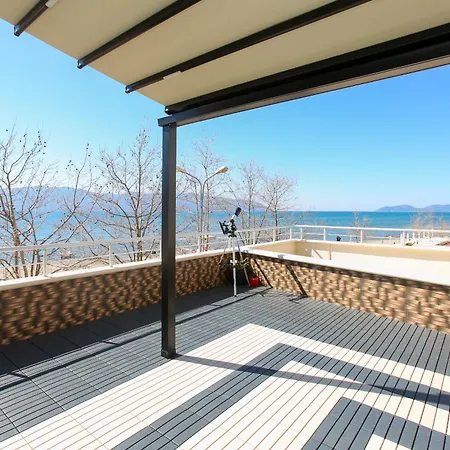 Front Terrace Apartment *
