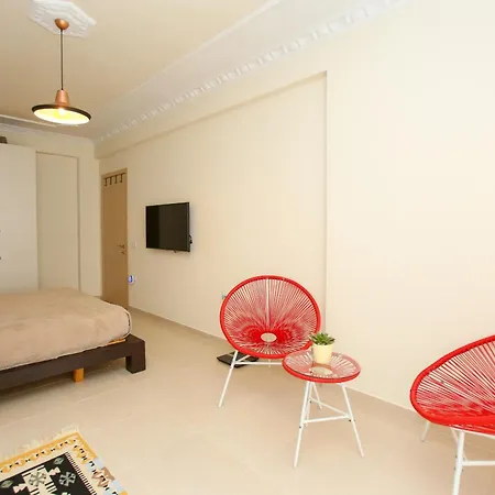 Front Terrace فلورا